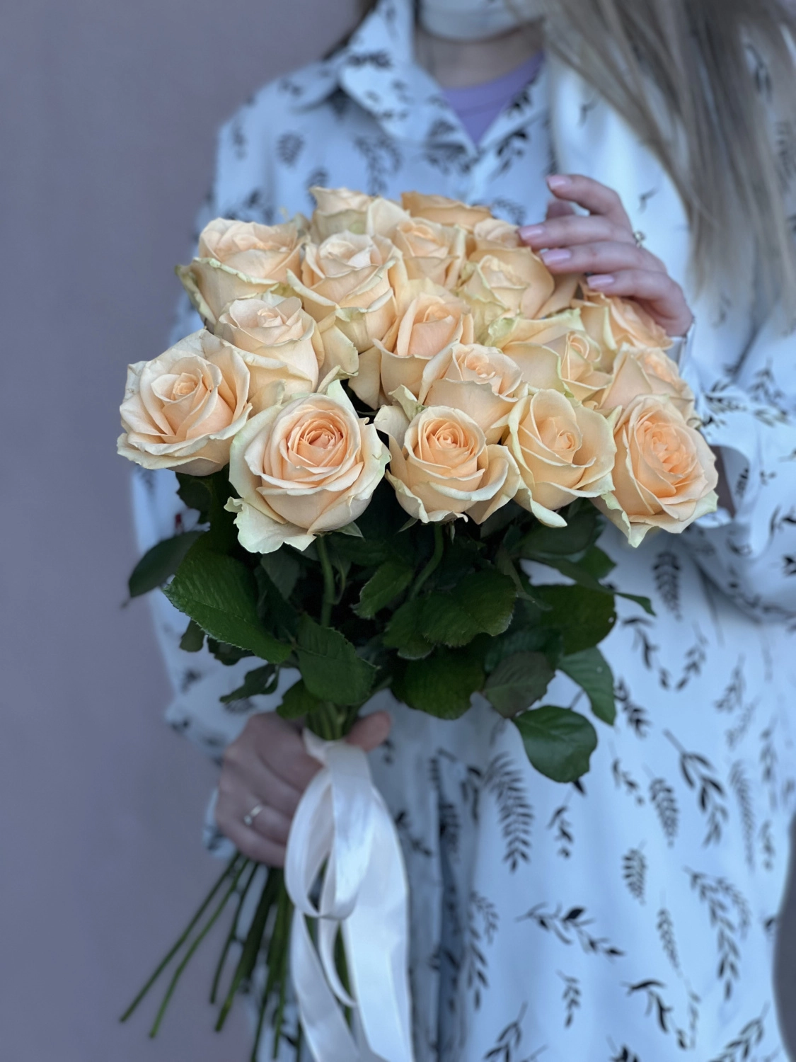 Букет из 17 персиковых роз "Круиз"