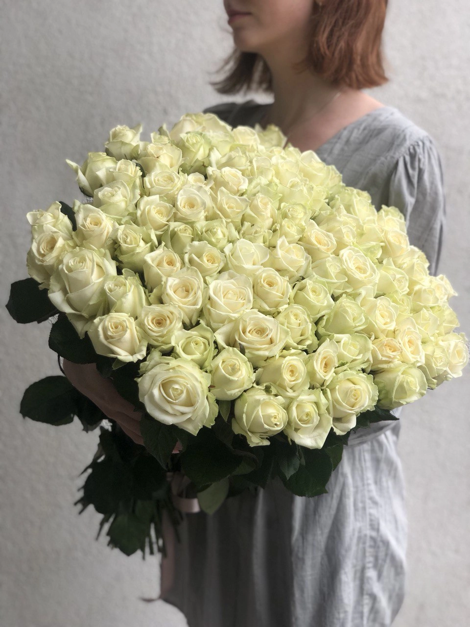 Картинка Букет из 101 белой розы "Аваланж" 40 см