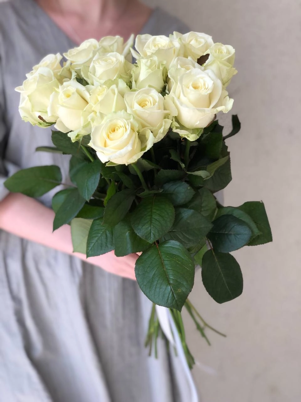 Картинка Букет из 15 белых роз "Утро" 40 см