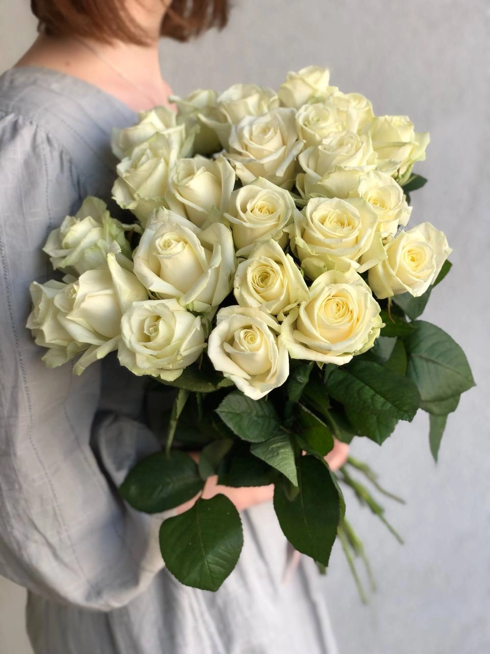 Картинка Букет из 23 белых роз "Лагуна" 60 см