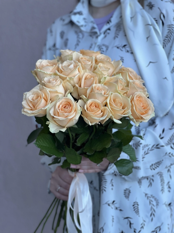 Картинка Букет из 17 персиковых роз "Круиз" 40 см