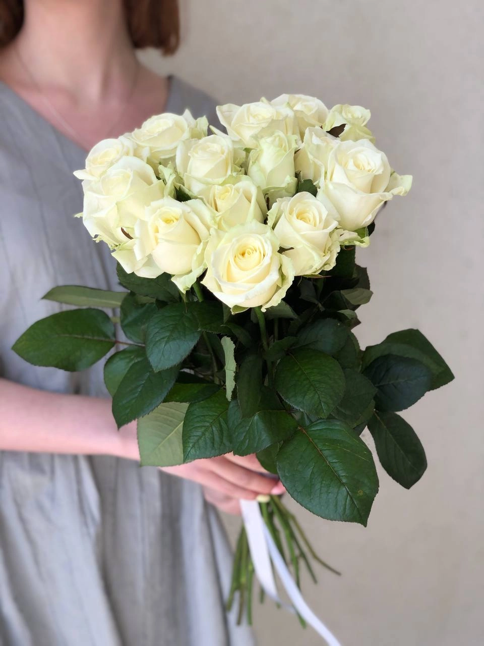 Букет из 15 белых роз "Утро"