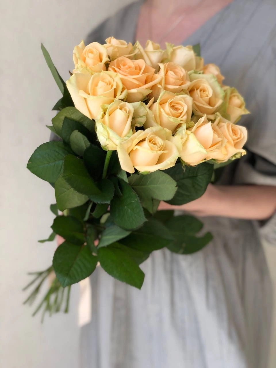 Букет "Марсель" из 15 роз сорта Аваланж Пич