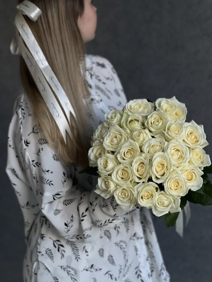 Картинка Букет из 25 белых роз  "Вуаль" 40 см