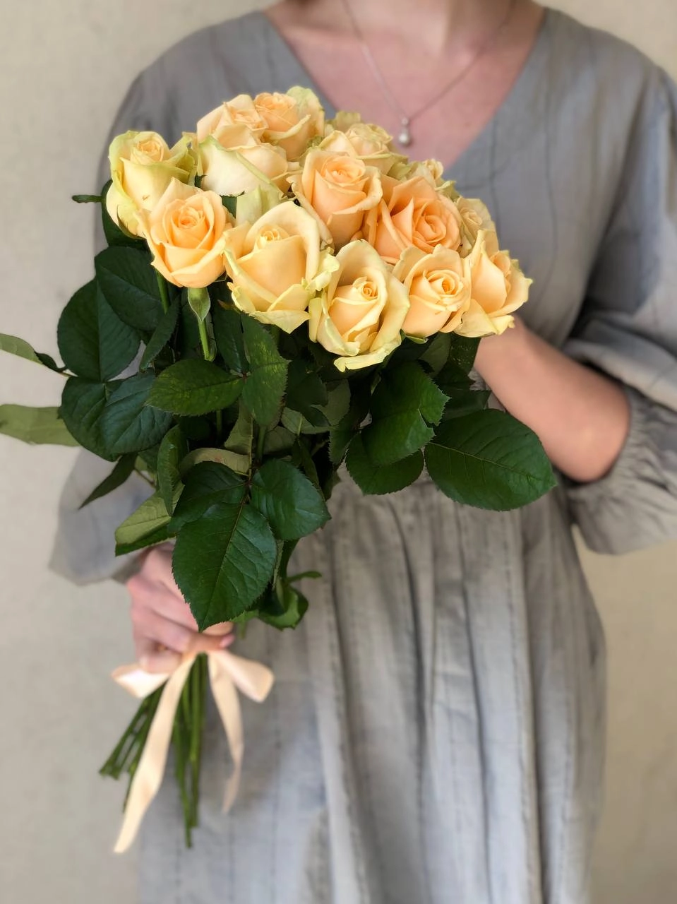 Картинка Букет из 15 роз сорта Аваланж Пич "Марсель"  50 см