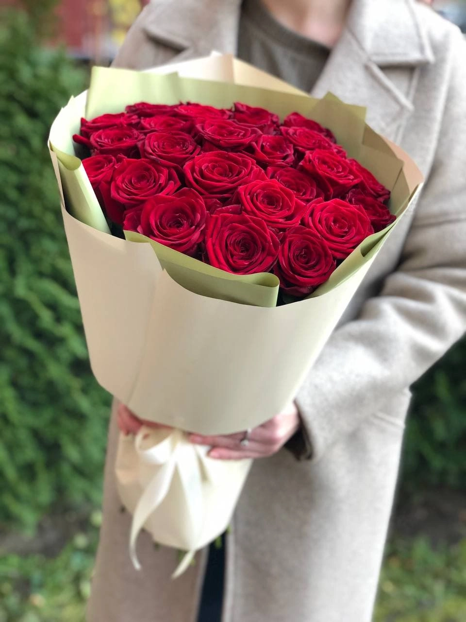 Картинка Букет из 25 красных роз "Нелли" 60 см