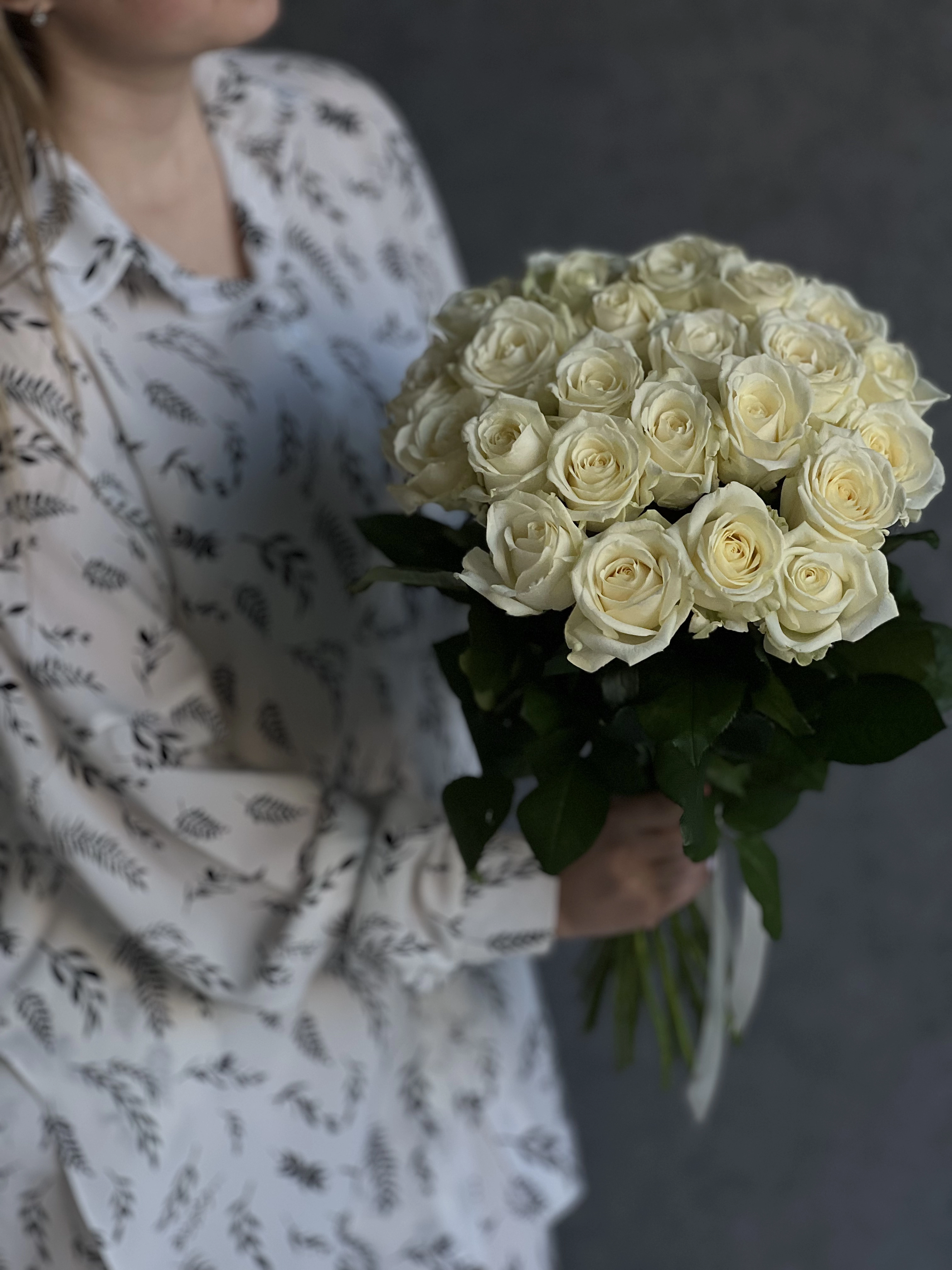 Картинка Букет из 25 белых роз "Вуаль" 60 см