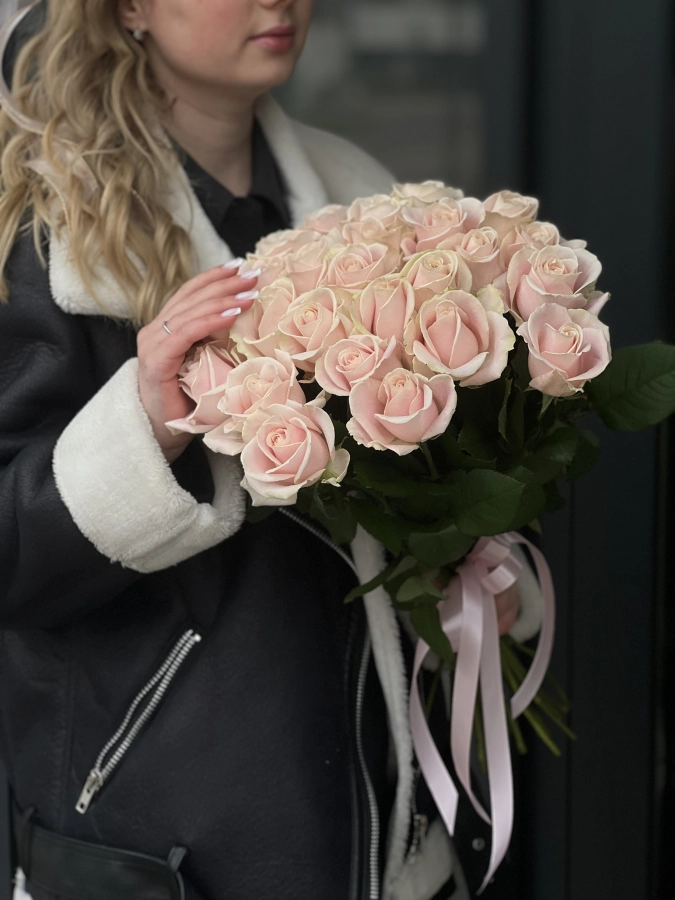 Картинка Букет из 19 роз "Апрель" 40 см