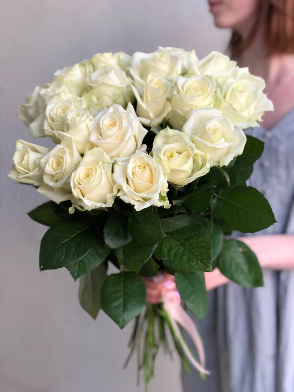 Картинка Букет из 23 белых роз "Лагуна" 40 см