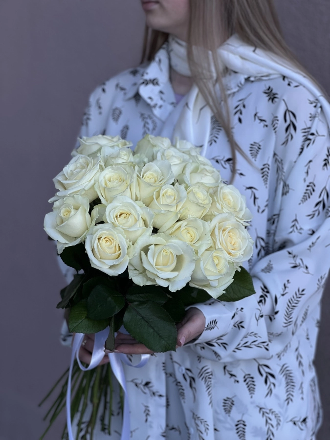 Картинка Букет из 25 белых роз "Вуаль" 50 см