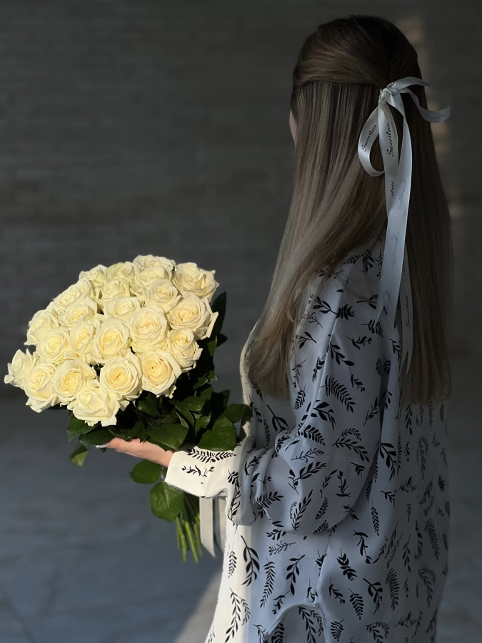 Картинка Букет из 25 белых роз "Вуаль" 60 см