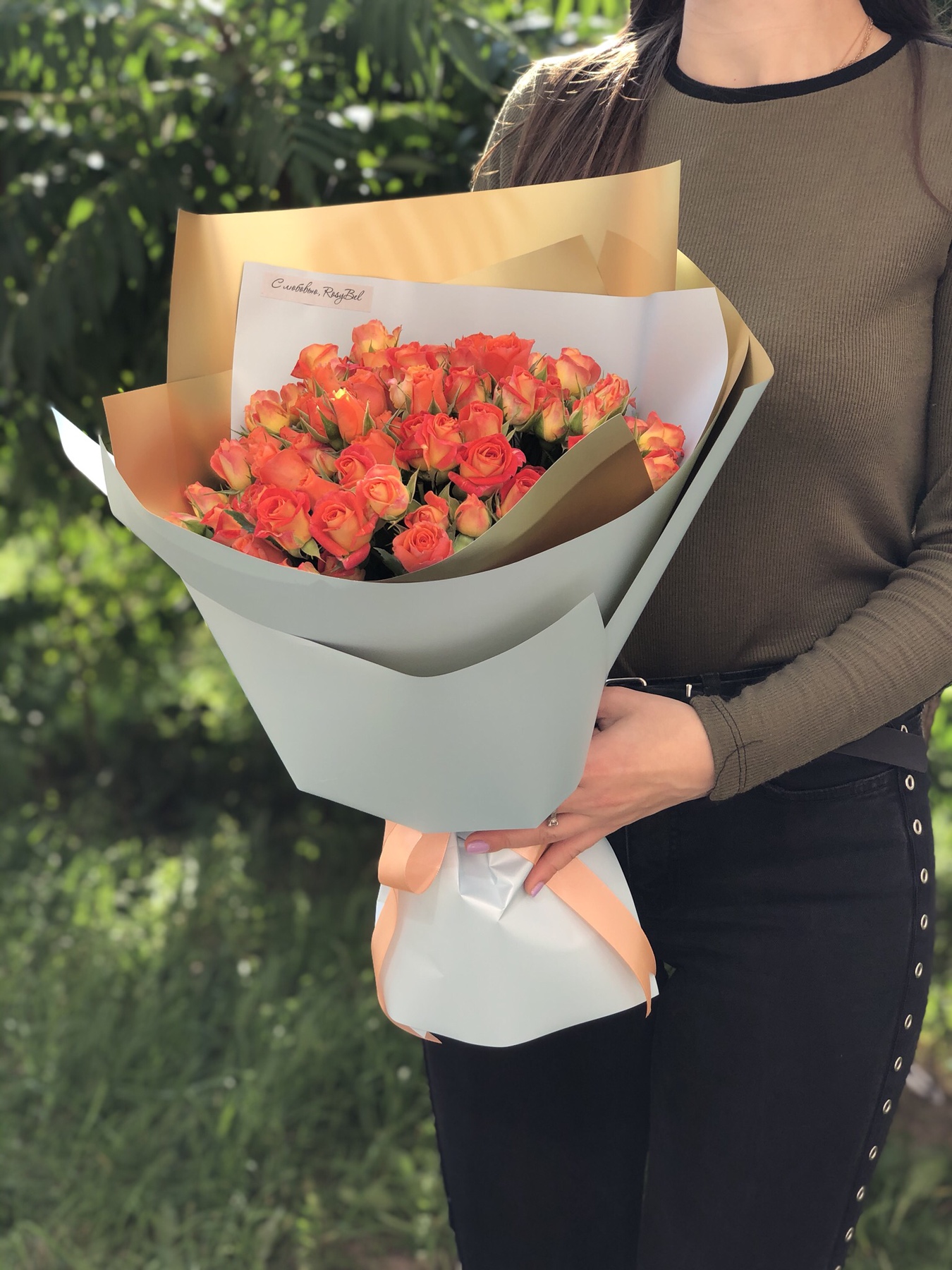 Картинка Букет из 21 кустовой розы "Сочное утро" 50 см