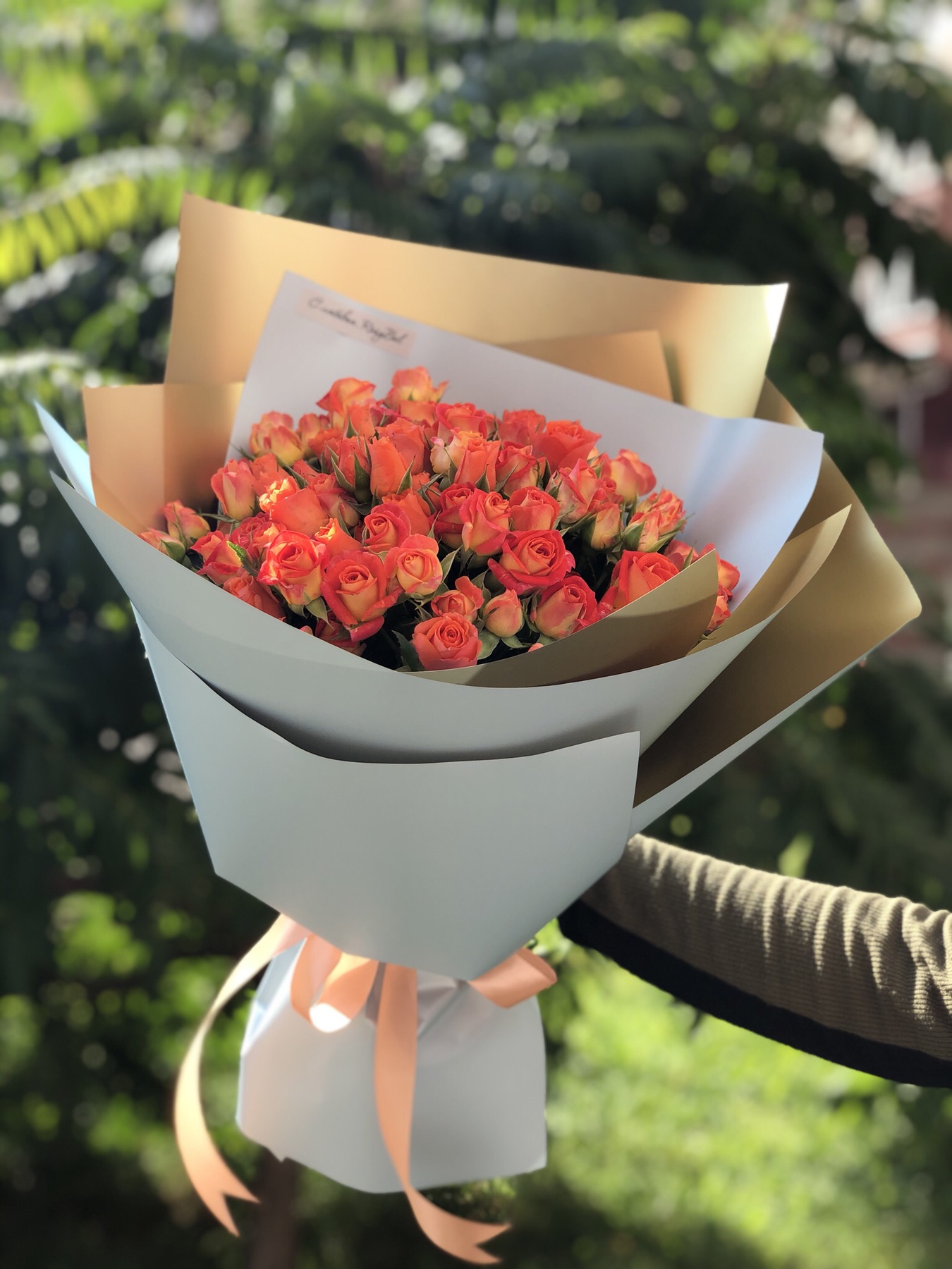 Картинка Букет из 21 кустовой розы "Сочное утро" 50 см