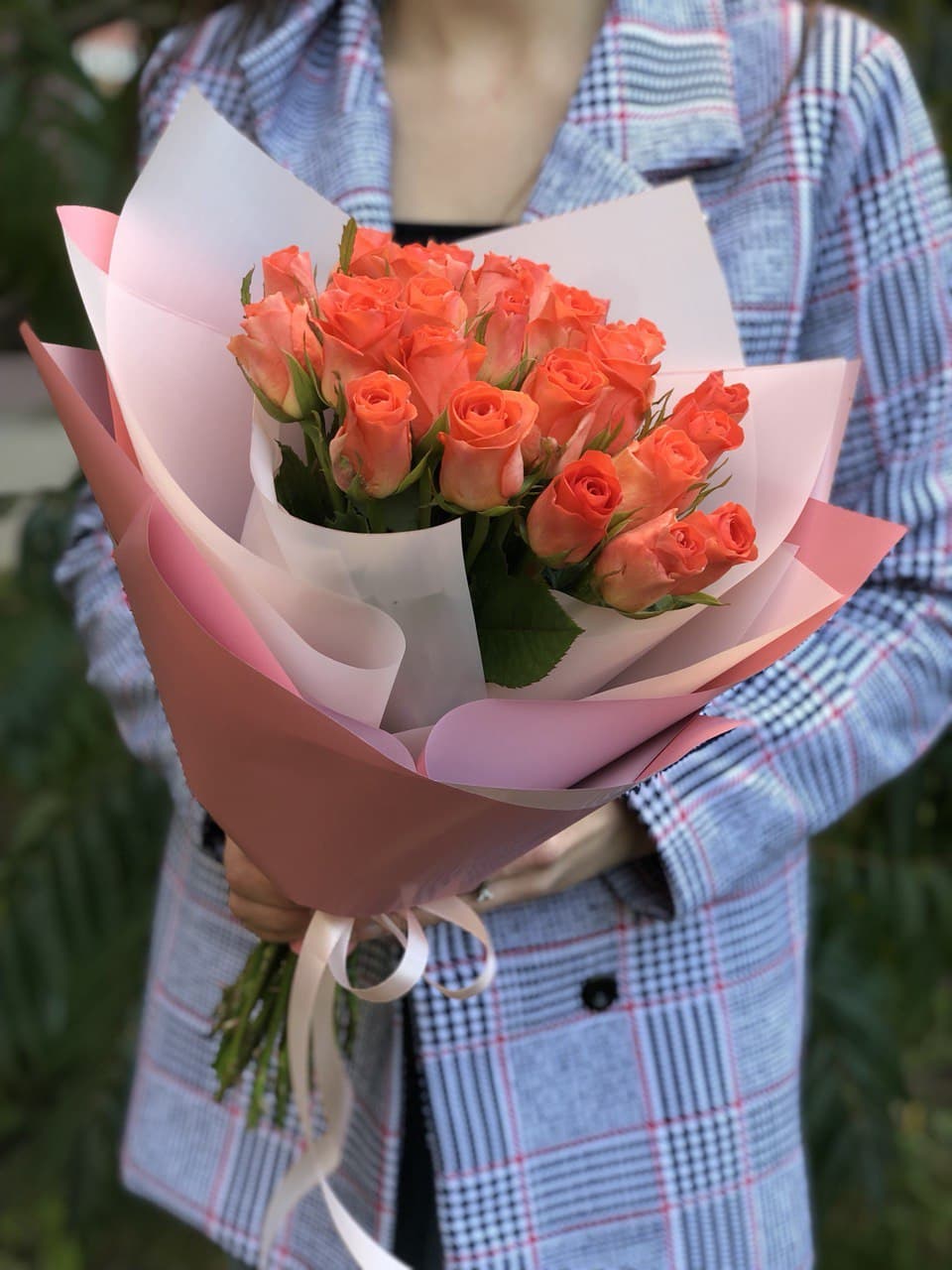 Картинка Букет из 25 роз "Коралл" 80 см