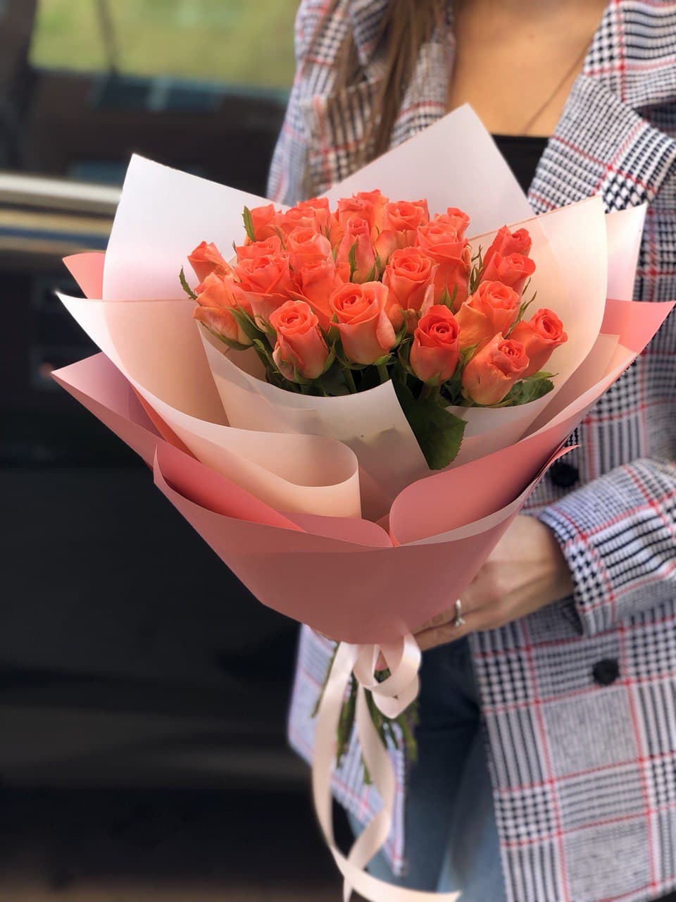 Картинка Букет из 25 роз "Коралл" 70 см