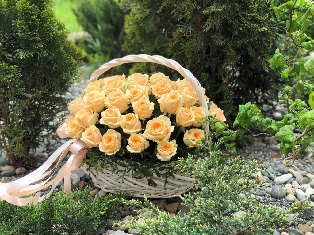 Корзина из 51 персиковой розы